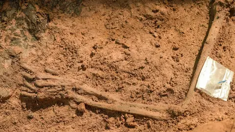 Imagen de restos humanos yaciendo en una fosa franquista Imagen de restos humanos yaciendo en una fosa franquista