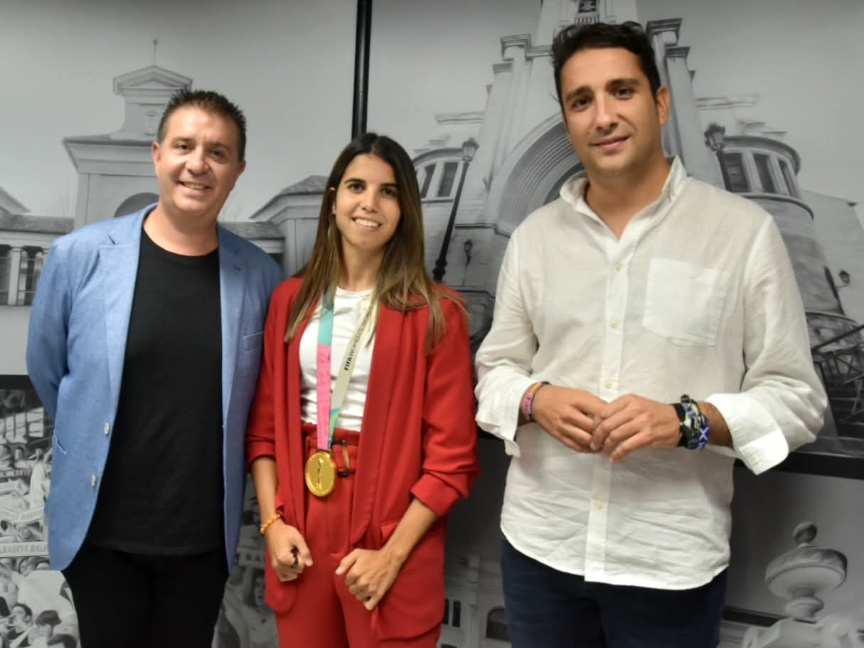 Alba Redondo recibe la Medalla de Oro, de Honor y Gratitud de la Provincia Alba Redondo recibe la Medalla de Oro, de Honor y Gratitud de la Provincia