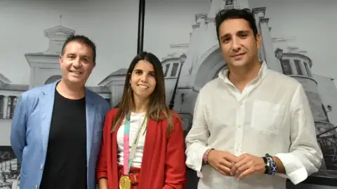 Alba Redondo recibe la Medalla de Oro, de Honor y Gratitud de la Provincia Alba Redondo recibe la Medalla de Oro, de Honor y Gratitud de la Provincia