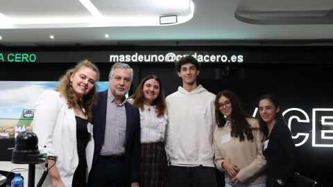 Carlos Alsina junto a los estudiantes de periodismo Maia, María, Carla, Isabel, e Ignacio. Carlos Alsina junto a los estudiantes de periodismo Maia, María, Carla, Isabel, e Ignacio.