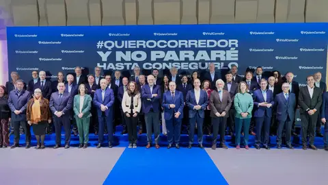Foto de familia del Movimiento Quiero Corredor en el Roig Arena de València Foto de familia del Movimiento Quiero Corredor en el Roig Arena de València