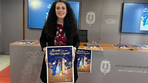 La concejala de fiestas Cristina Cutanda junto al cartel 2025 La concejala de fiestas Cristina Cutanda junto al cartel 2025