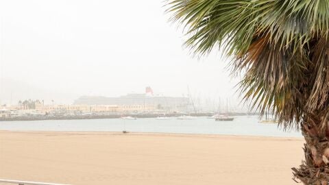 Imagen de calima en una playa de Canarias