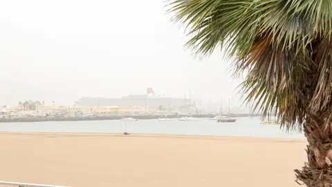 Imagen de calima en una playa de Canarias Imagen de calima en una playa de Canarias