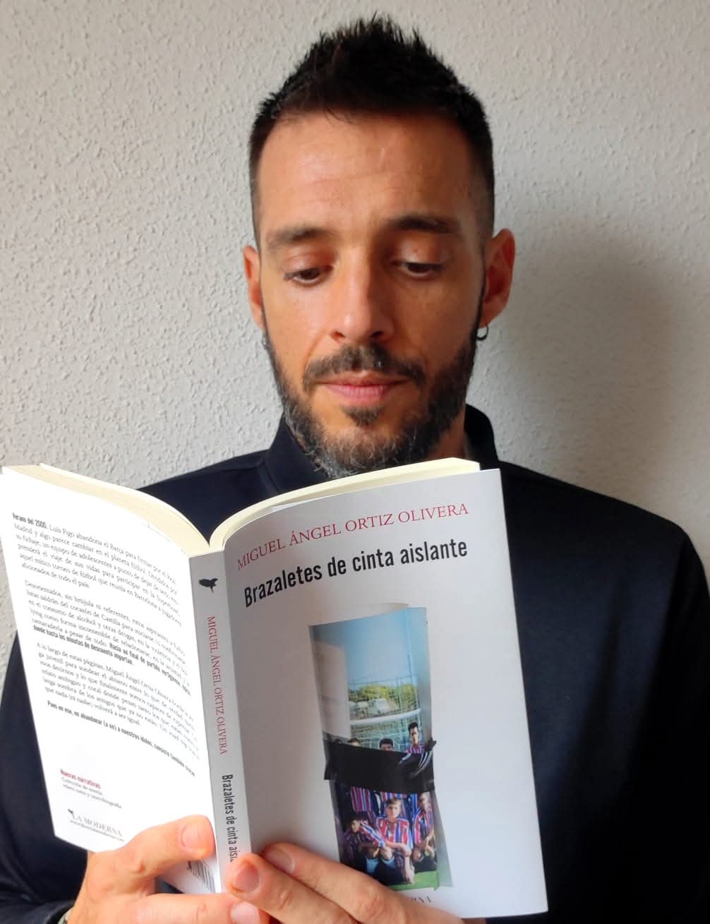 El último viaje de la adolescencia luciendo 'Barazaletes de cinta aislante' El último viaje de la adolescencia luciendo 'Barazaletes de cinta aislante'