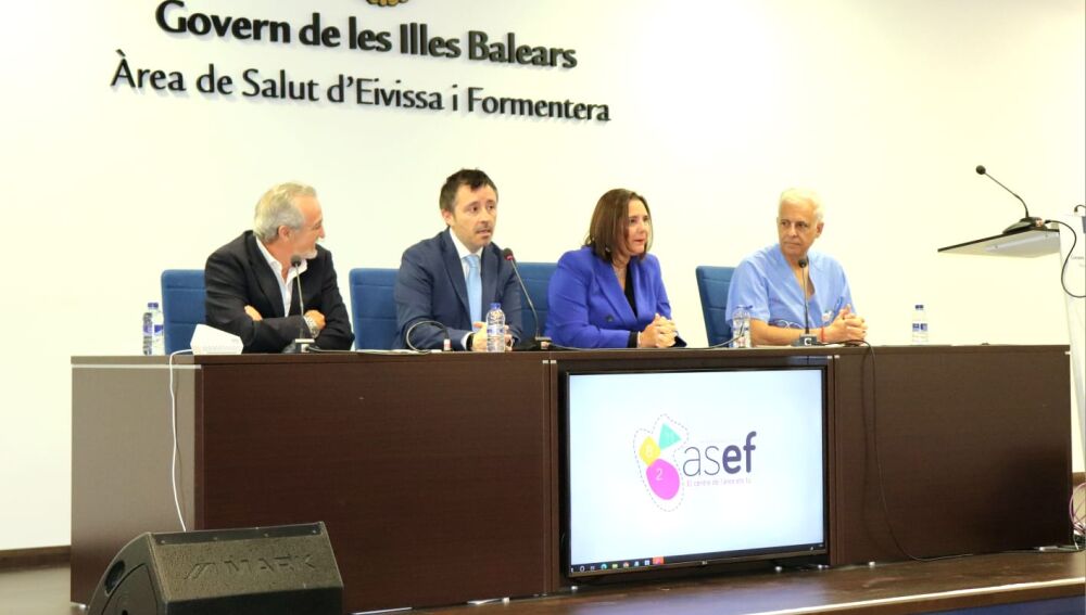 Un momento de la rueda de prensa donde Enrique Garcerán ha anunciado su renuncia