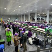 Visita del conseller de Agricultura a la fábrica de 'Uvasdoce' de Monforte del Cid.