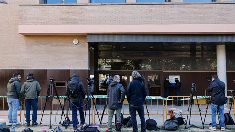 Los medios de comunicación esperando la llegada de Llorca a las puertas del juzgado de Catarroja. Los medios de comunicación esperando la llegada de Llorca a las puertas del juzgado de Catarroja.
