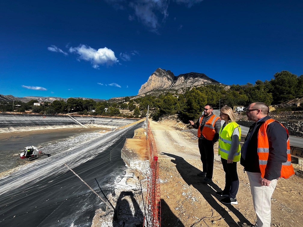 Finestrat avanza en las obras de adecuación de la balsa de l'Alhambra Finestrat avanza en las obras de adecuación de la balsa de l'Alhambra