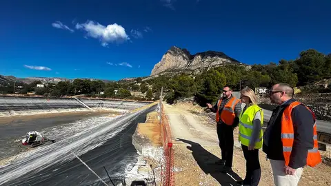 Finestrat avanza en las obras de adecuación de la balsa de l'Alhambra Finestrat avanza en las obras de adecuación de la balsa de l'Alhambra