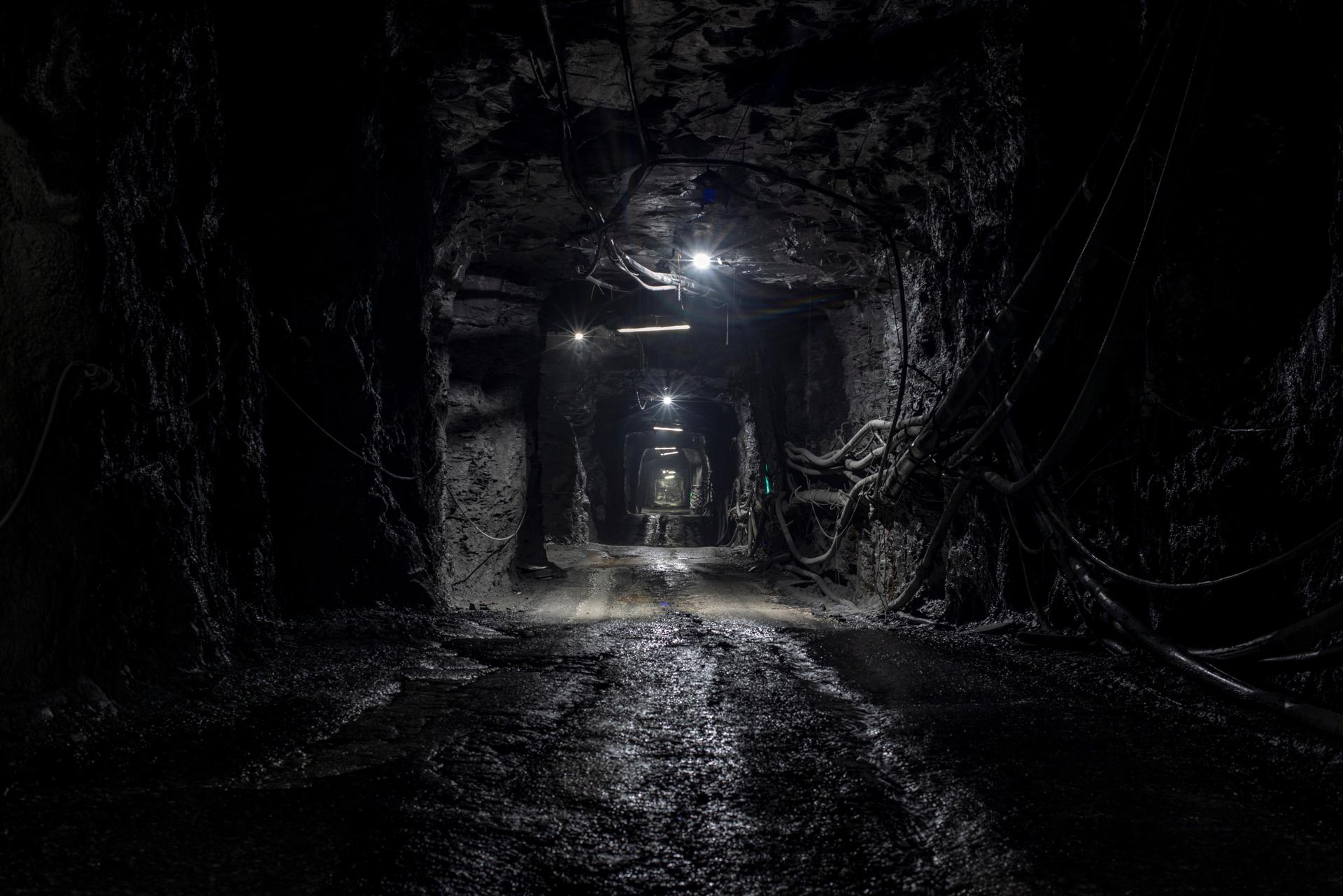 Hallados los cuerpos sin vida de los dos mineros atrapados en un accidente en una mina en Asturias Hallados los cuerpos sin vida de los dos mineros atrapados en un accidente en una mina en Asturias