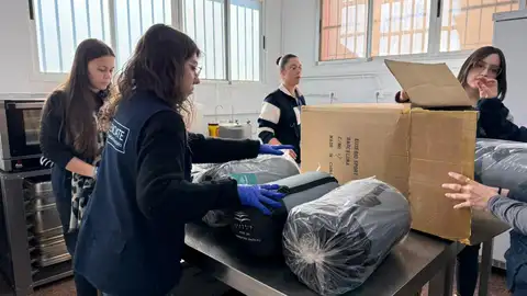 Voluntarias de Conciénciate preparan material para el dispositivo especial por bajas temperaturas. Voluntarias de Conciénciate preparan material para el dispositivo especial por bajas temperaturas.