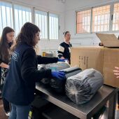 Voluntarias de Conciénciate preparan material para el dispositivo especial por bajas temperaturas.