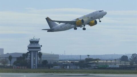 Un avi&oacute;n despega del Aeropuerto de Sevilla, en foto de archivo