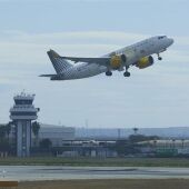 Un avión despega del Aeropuerto de Sevilla, en foto de archivo