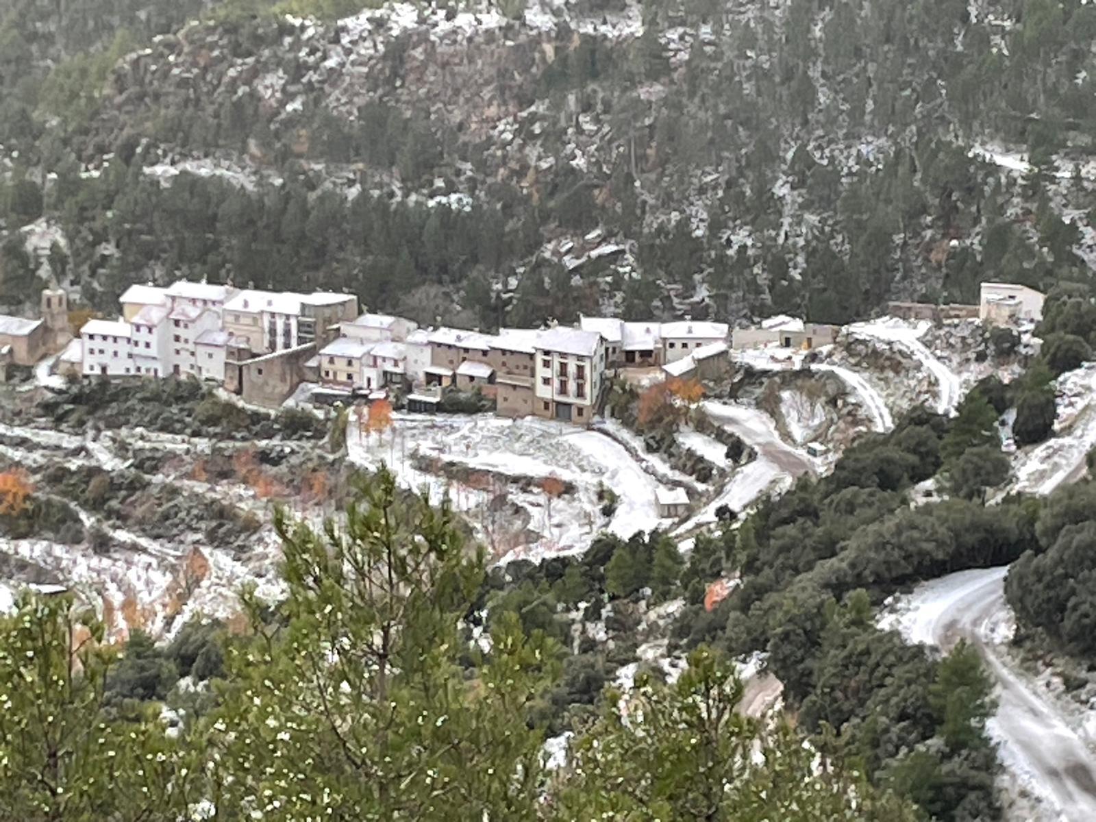 La nieve dificulta la circulación en algunas carreteras de Teruel La nieve dificulta la circulación en algunas carreteras de Teruel