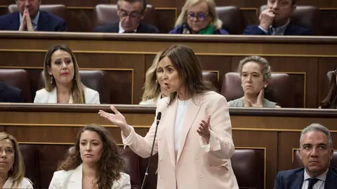 La diputada del PP Carmen Fúnez interviene durante una sesión de control al Gobierno en el Congreso La diputada del PP Carmen Fúnez interviene durante una sesión de control al Gobierno en el Congreso