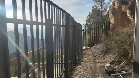 Vallado en el enclave de Camara de Elda. Vallado en el enclave de Camara de Elda.