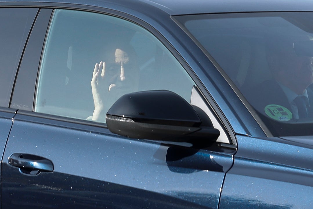 El rey Juan Carlos I llega al Palacio de El Pardo para celebrar con su familia el 50 aniversario de su proclamación El rey Juan Carlos I llega al Palacio de El Pardo para celebrar con su familia el 50 aniversario de su proclamación