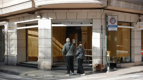 Fachada principal de la clínica dental de Alzira (València) Fachada principal de la clínica dental de Alzira (València)