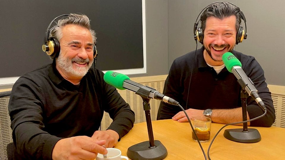 Los actores Eduard Fernández y Álvaro Morte en Julia en la Onda Los actores Eduard Fernández y Álvaro Morte en Julia en la Onda