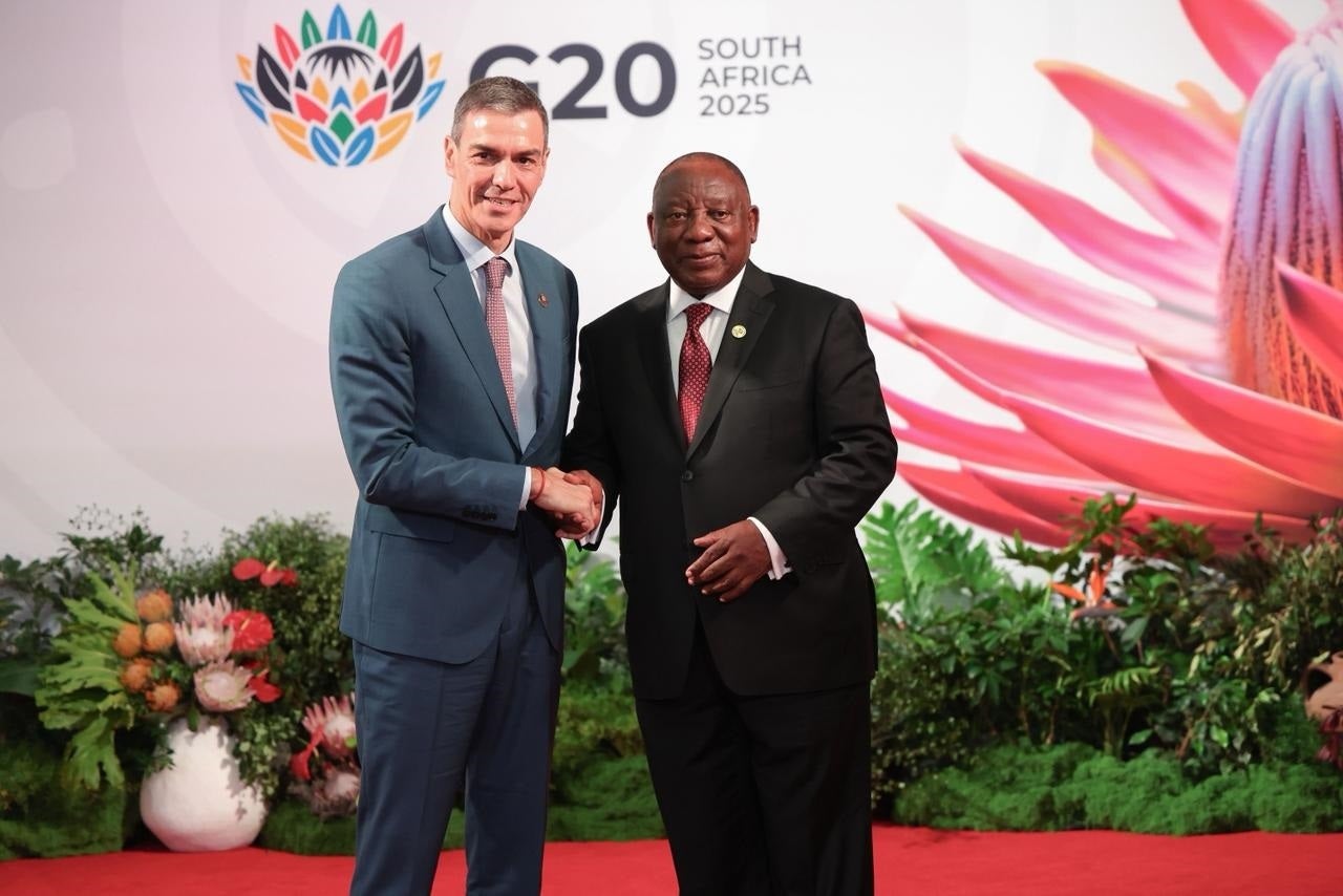 Pedro Sánchez, a su llegada a la cumbre de líderes del G20: "En tiempos complejos elegimos avanzar, no retroceder" Pedro Sánchez, a su llegada a la cumbre de líderes del G20: "En tiempos complejos elegimos avanzar, no retroceder"