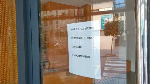 Cartel que indica el cierre temporal de la clínica dental de Alzira, Valencia. Cartel que indica el cierre temporal de la clínica dental de Alzira, Valencia.