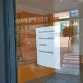 Cartel que indica el cierre temporal de la clínica dental de Alzira, Valencia. Cartel que indica el cierre temporal de la clínica dental de Alzira, Valencia.