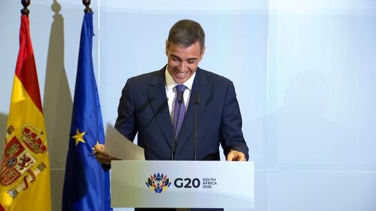 El v&iacute;deo de la carcajada de S&aacute;nchez tras la pregunta de un periodista: "Bueno, muchas gracias por eso..."
