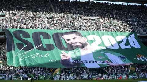 Pancarta del Real Betis anunciando en el Estadio de La Cartuja la ampliación hasta 2028 del contrato de Isco Alarcón. Pancarta del Real Betis anunciando en el Estadio de La Cartuja la ampliación hasta 2028 del contrato de Isco Alarcón.