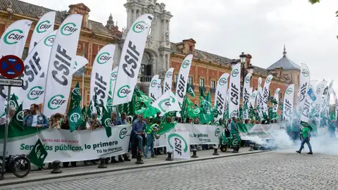 Concentración del sindicato CSIF en las puertas del Palacio de San Telmo en Sevilla. Concentración del sindicato CSIF en las puertas del Palacio de San Telmo en Sevilla.