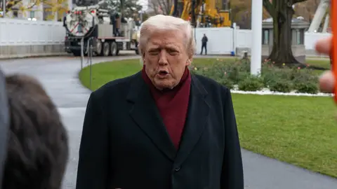 Imagen de archivo de Donald Trump atendido a la prensa Imagen de archivo de Donald Trump atendido a la prensa