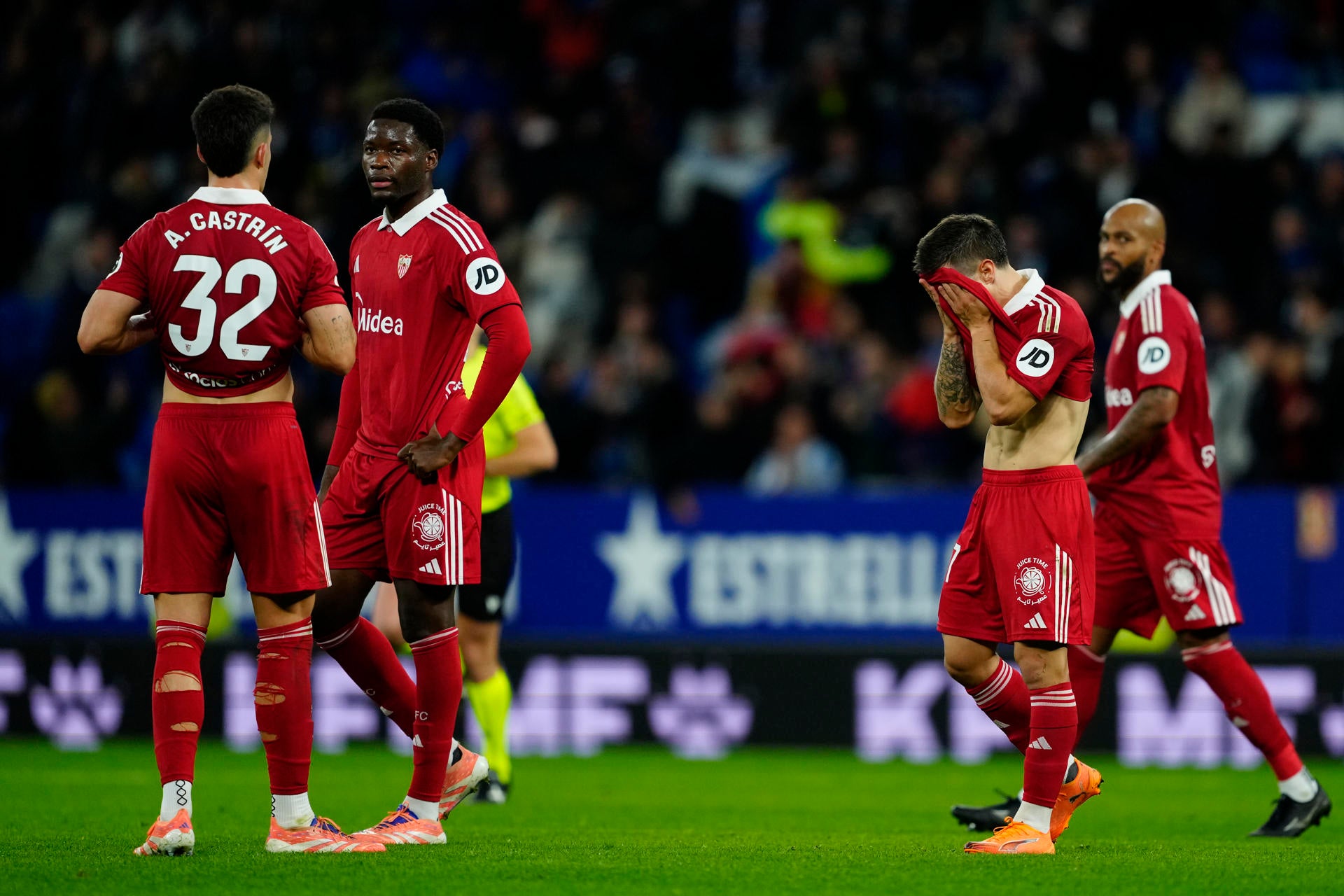 El Sevilla se trae de Cornellá una derrota y dos lesionados El Sevilla se trae de Cornellá una derrota y dos lesionados
