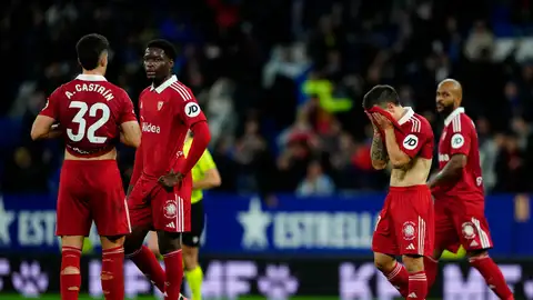Los jugadores del Sevilla al finalizar el partido de la jornada 13 de LaLiga EA Sports entre el RCD Espanyol y el Sevilla FC en el RCDE Stadium Los jugadores del Sevilla al finalizar el partido de la jornada 13 de LaLiga EA Sports entre el RCD Espanyol y el Sevilla FC en el RCDE Stadium