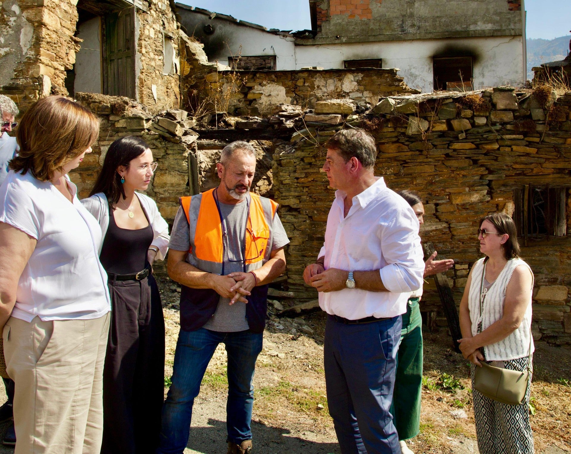 Besteiro reclama á Xunta garantir o abastecemento de auga a Vilamartín Besteiro reclama á Xunta garantir o abastecemento de auga a Vilamartín