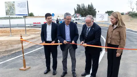 Dos proyectos financiados por la Diputación y el Ayuntamiento de Alhaurín de la Torre permiten abrir al tráfico un nuevo enlace con la A-7 Dos proyectos financiados por la Diputación y el Ayuntamiento de Alhaurín de la Torre permiten abrir al tráfico un nuevo enlace con la A-7
