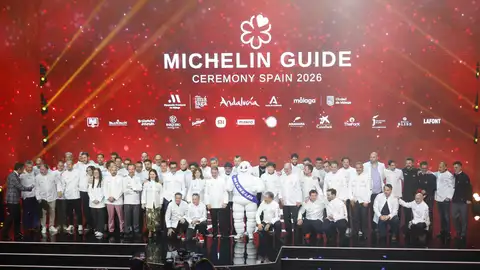Fotografía de familia de todos los galardonados durante la gala de entrega de las Estrellas Michelín 2026, este martes en Málaga Fotografía de familia de todos los galardonados durante la gala de entrega de las Estrellas Michelín 2026, este martes en Málaga