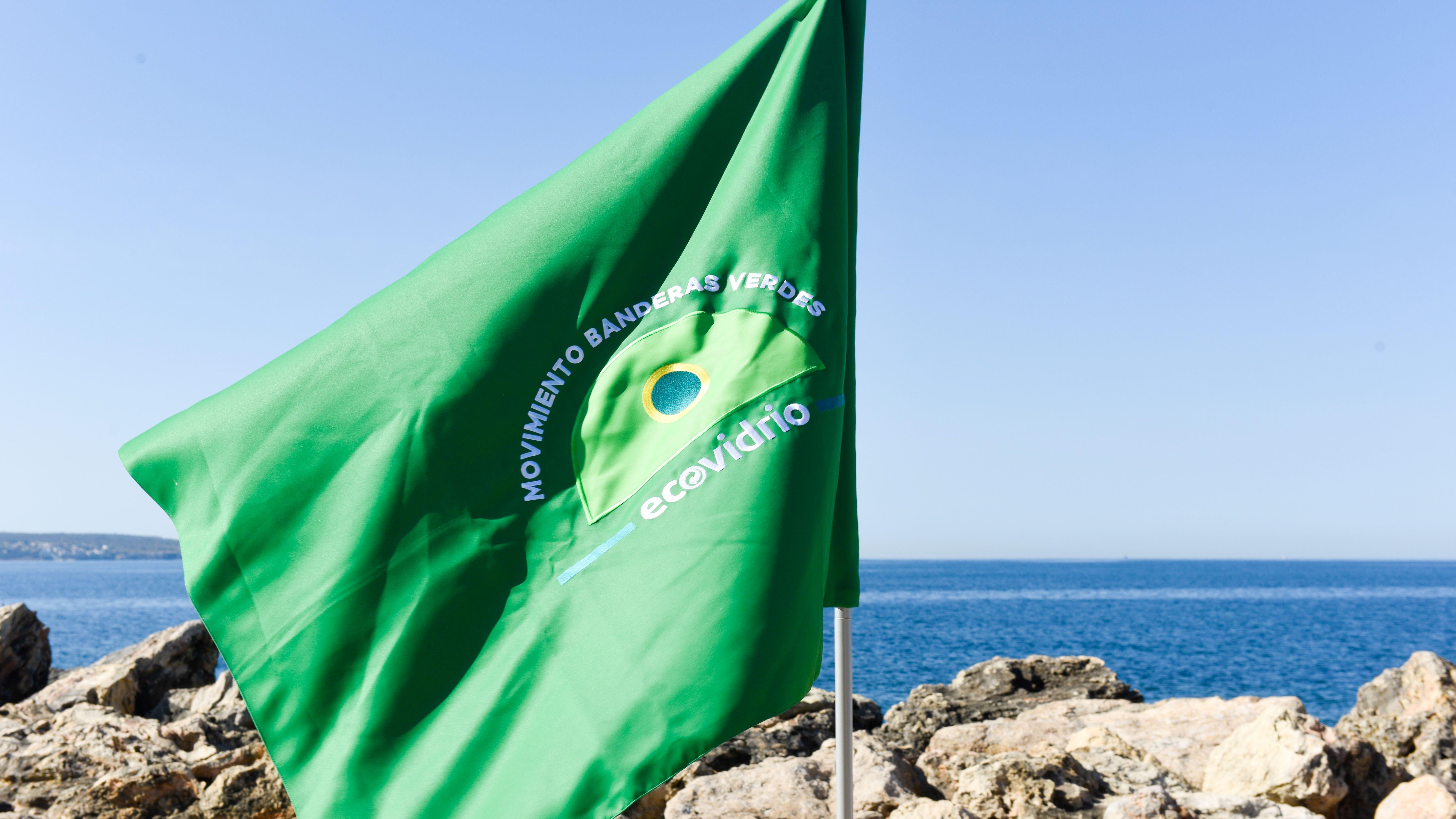 Ecovidrio entrega la Bandera Verde Mijas y por su compromiso con la sostenibilidad Ecovidrio entrega la Bandera Verde Mijas y por su compromiso con la sostenibilidad