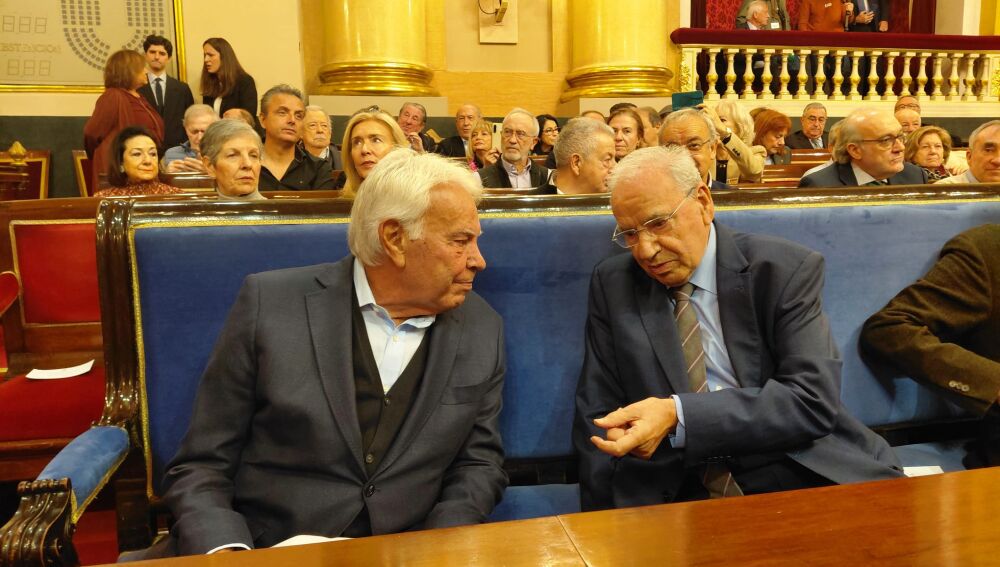 Felipe González y Alfonso Guerra, juntos de nuevo, durante el homenaje a Javier Lambán en el Senado
