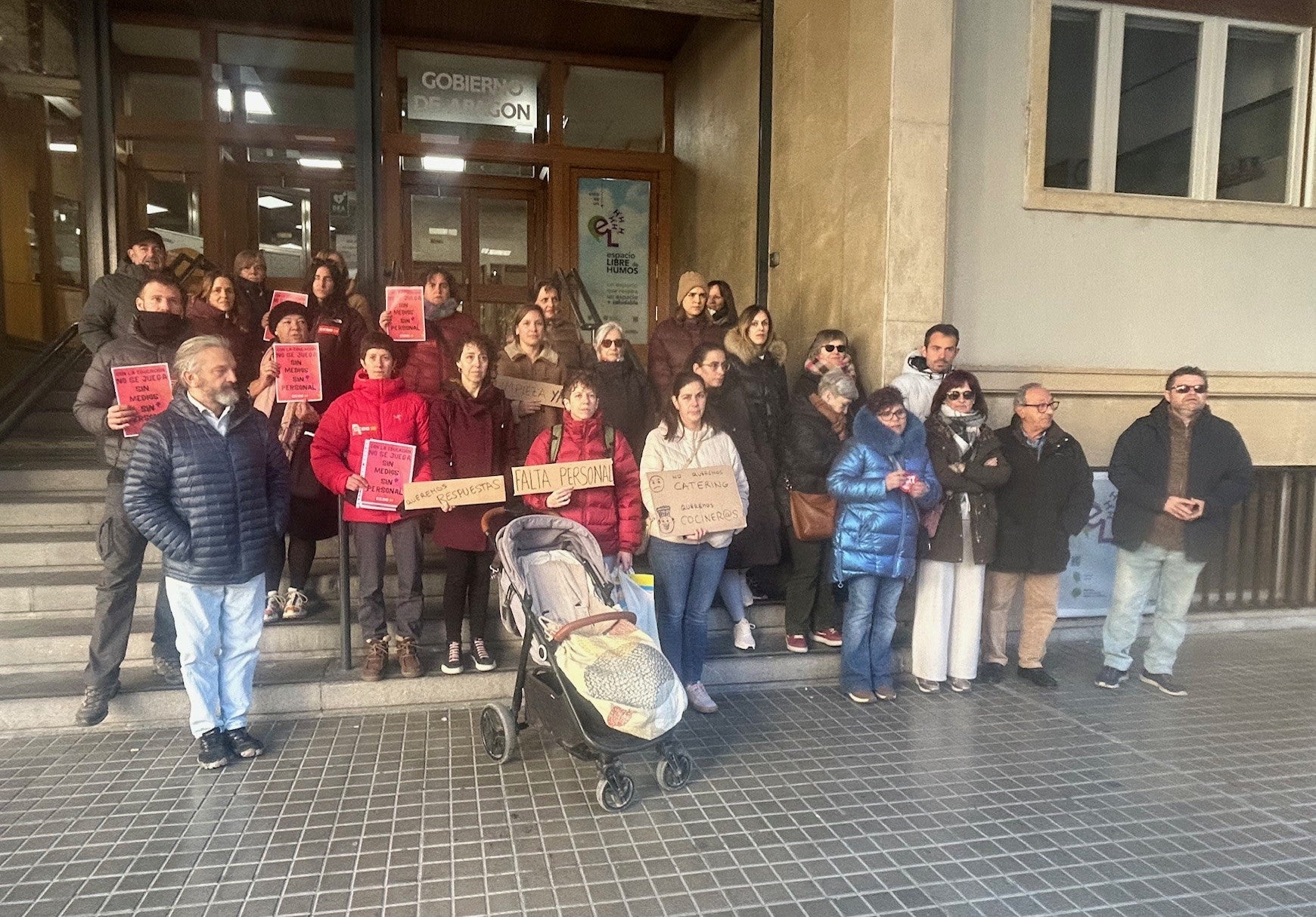Familias de la Escuela Infantil San Lorenzo de Huesca se concentran para pedir más personal Familias de la Escuela Infantil San Lorenzo de Huesca se concentran para pedir más personal
