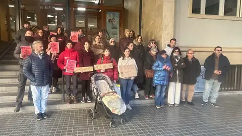 Familias de la Escuela Infantil San Lorenzo de Huesca se concentran para pedir más personal Familias de la Escuela Infantil San Lorenzo de Huesca se concentran para pedir más personal