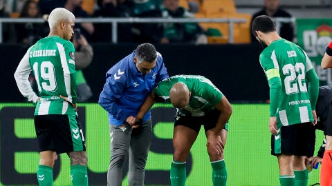 El jugador del Real Betis Sofyan Amrabat (2d) se duele tras un golpe con su compa&ntilde;ero Isco (dcha) durante el partido de Liga Europea UEFA disputado ante el FC Utrecht, este jueves en el estadio de La Cartuja
