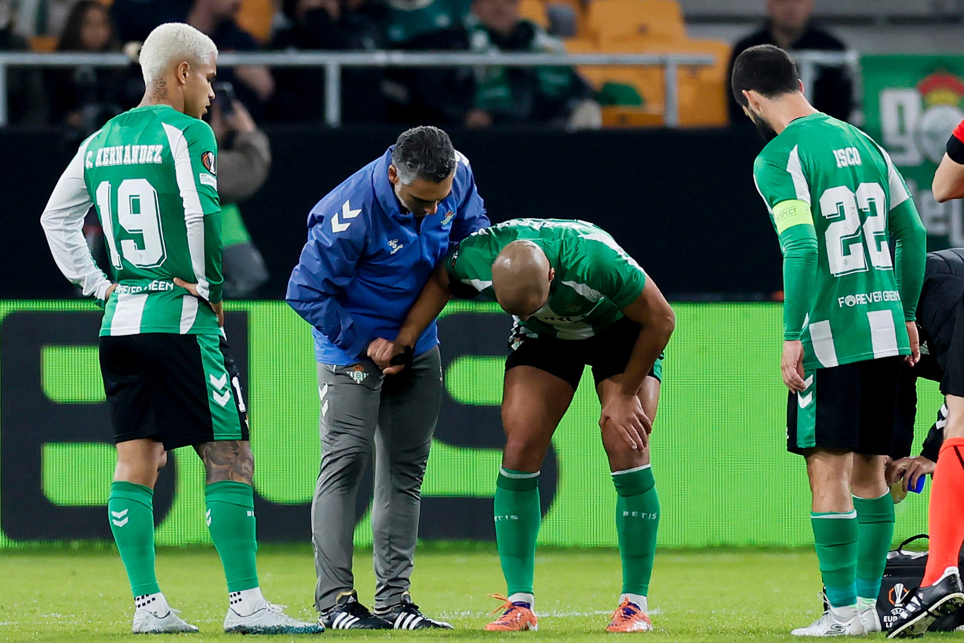 El jugador del Real Betis Sofyan Amrabat (2d) se duele tras un golpe con su compañero Isco (dcha) durante el partido de Liga Europea UEFA disputado ante el FC Utrecht, este jueves en el estadio de La Cartuja El jugador del Real Betis Sofyan Amrabat (2d) se duele tras un golpe con su compañero Isco (dcha) durante el partido de Liga Europea UEFA disputado ante el FC Utrecht, este jueves en el estadio de La Cartuja
