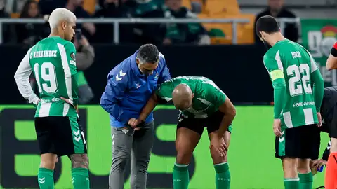 El jugador del Real Betis Sofyan Amrabat (2d) se duele tras un golpe con su compañero Isco (dcha) durante el partido de Liga Europea UEFA disputado ante el FC Utrecht, este jueves en el estadio de La Cartuja El jugador del Real Betis Sofyan Amrabat (2d) se duele tras un golpe con su compañero Isco (dcha) durante el partido de Liga Europea UEFA disputado ante el FC Utrecht, este jueves en el estadio de La Cartuja