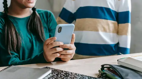 Niña con un teléfono móvil. Niña con un teléfono móvil.