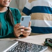 Niña con un teléfono móvil.