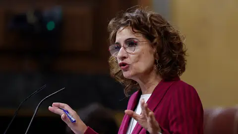 La vicepresidenta primera y Ministra de Hacienda y de Función Pública, María Jesús Montero interviene en el pleno del Congreso La vicepresidenta primera y Ministra de Hacienda y de Función Pública, María Jesús Montero interviene en el pleno del Congreso/ EFE/Chema Moya