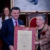 Bruno García entrega el reconocimiento en el salón de plenos Bruno García entrega el reconocimiento en el salón de plenos