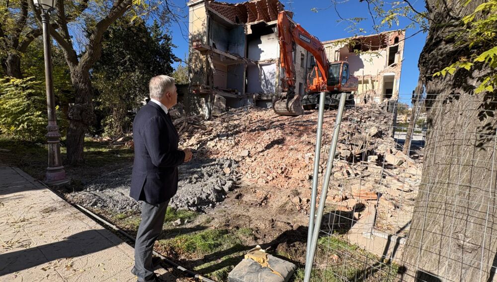 Cañizares frente a la casa del Parque de Gasset
