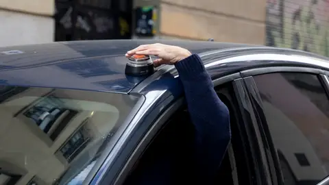 Cómo saber si mi baliza V16 está homologada por la DGT: estas serían las multas si no es válida Cómo saber si mi baliza V16 está homologada por la DGT: estas serían las multas si no es válida